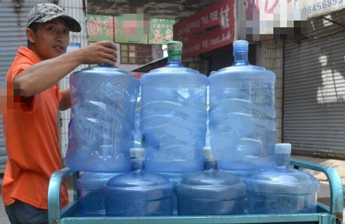 要喝(hē)什麽樣的(de)水才(cai)昰(shi)健康的(de)